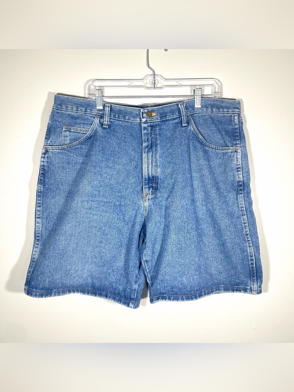 Wrangler Authentic Jeans Men’s Size 38 Relaxed Fit Denim Shorts Medium Wash